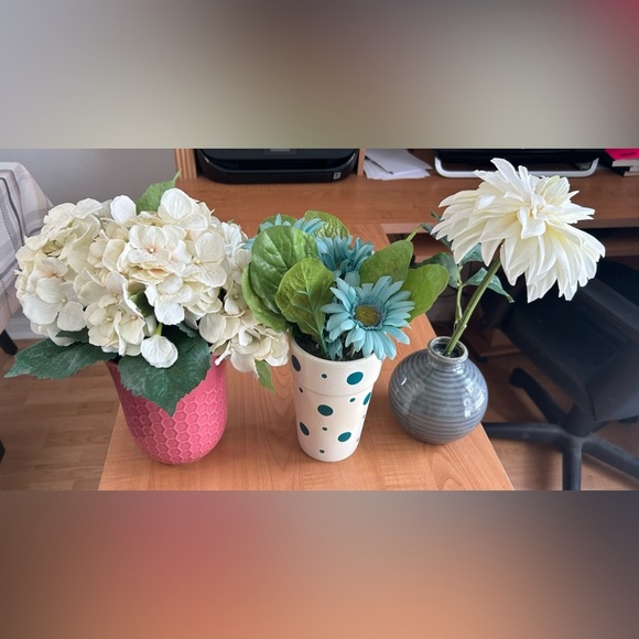 Artificial flowers Decorations lot of 3 in glass vases containers - Picture 1 of 7